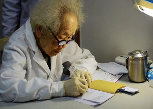 “仁医奶奶”胡佩兰，98岁高龄仍坐诊，从医70年从不开超百元药方