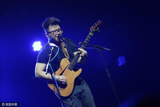 靠脸算什么实力才是王道！音乐鬼才陈奂仁现场秀一人乐队独特魅力
