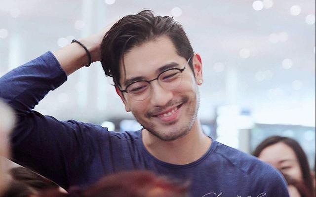 这种明星还有人买单？都是被粉丝惯得，引用成龙：看你们几时完