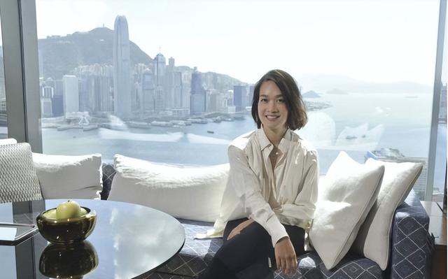 群星现身千亿富豪饭局,朱晨丽稳坐C位,曾被好姐妹爆料好事将近