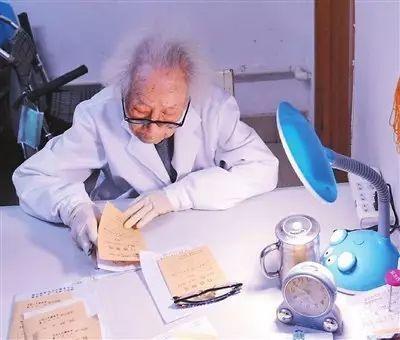 “仁医奶奶”胡佩兰，98岁高龄仍坐诊，从医70年从不开超百元药方