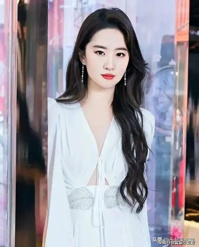 刘亦菲性感大红唇，她的颜值从未输过