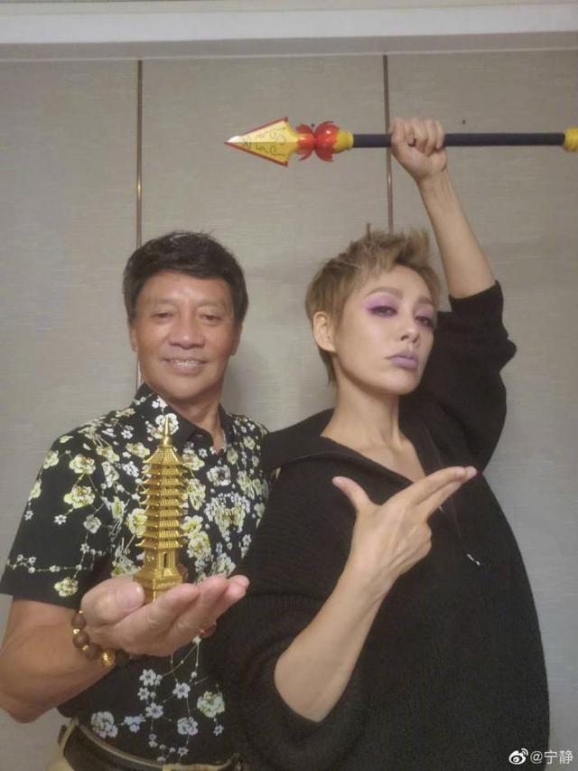 太感动！48岁宁静罕见哽咽流泪，粉丝合唱《孝庄秘史》惹怀念