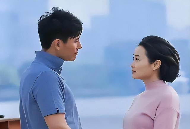 44岁阿姨与22岁小伙网恋,见面当天发生关系,3日后报案:他装富