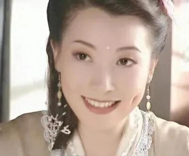 6版《天龙八部》李青萝对比：少时不知舅妈美，只顾看神仙姐姐了