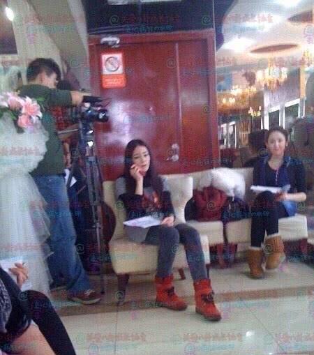 热巴与娜扎同框拍摄婚纱照，本以为相互之间不认识，关系却不一般