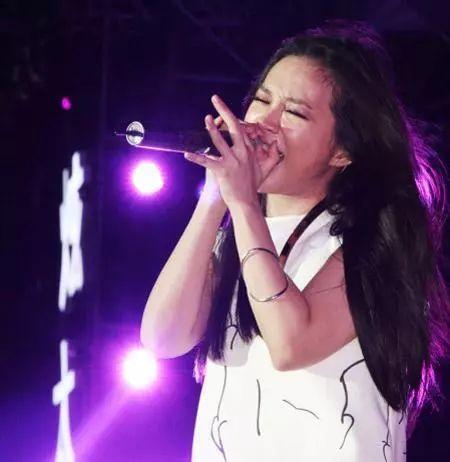 被退团后，飞儿乐队主唱Faye承认与男友分手，网友直呼心疼