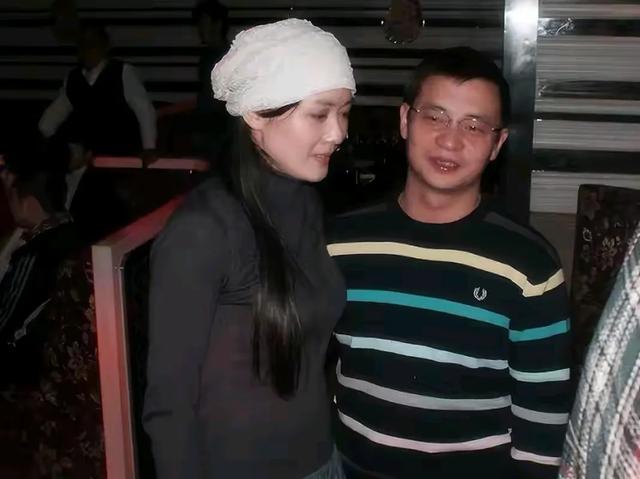她被前夫一巴掌扇到离婚！二婚嫁世界冠军，如今54岁生活幸福