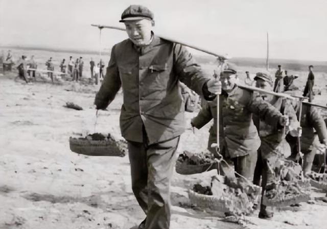 开国少将宣传华国锋,被认为存在政治问题,叶剑英:同意王震意见