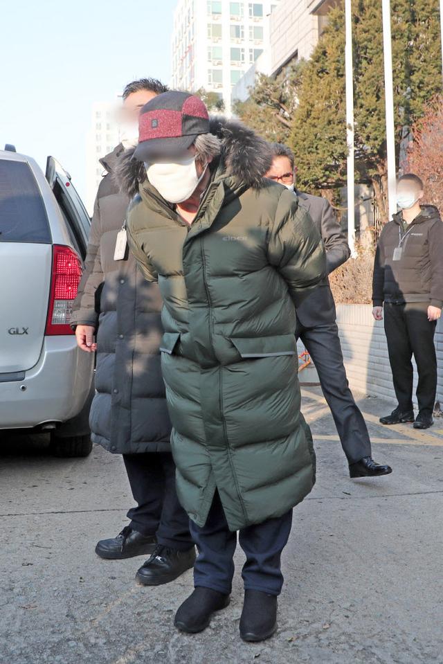 背着手连鞠两躬，“素媛案”原型罪犯今出狱！曾称要见受害者，居民聚众抗议