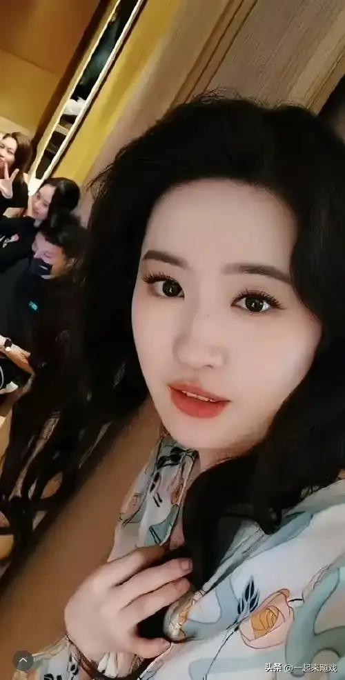 刘亦菲性感大红唇，她的颜值从未输过