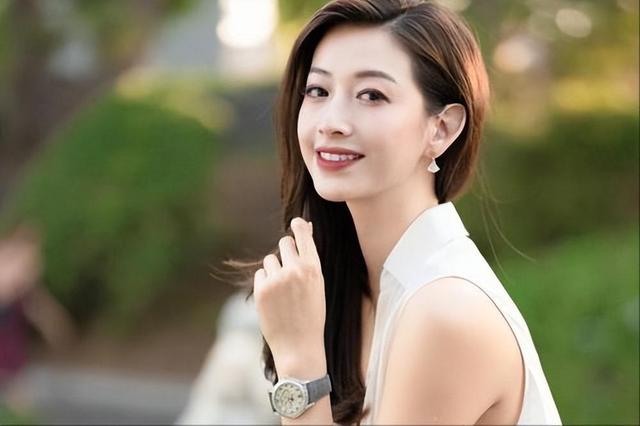 “知名主持”携父母定居美国，“模样美丽”，已嫁富豪生二胎