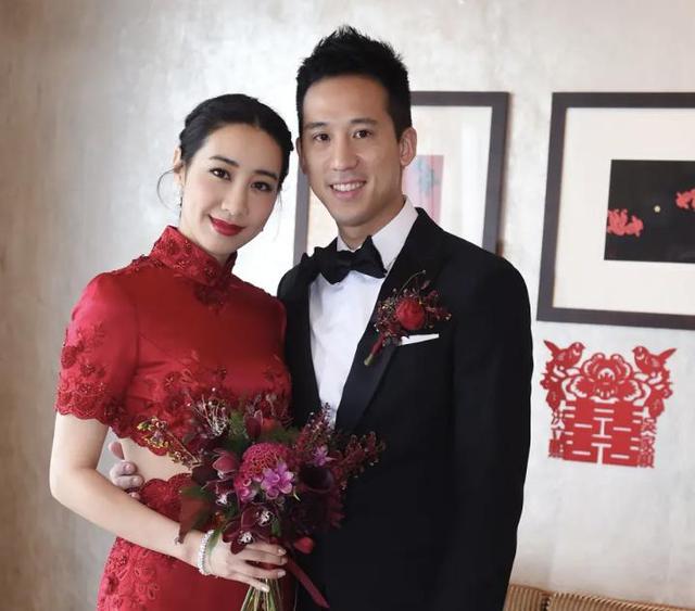 “知名主持”携父母定居美国，“模样美丽”，已嫁富豪生二胎