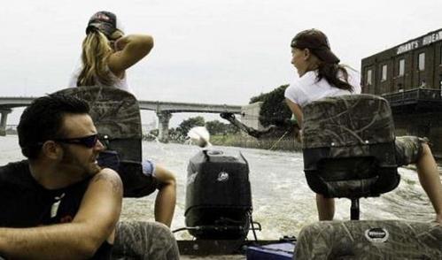 女子用弓箭射亚洲鲤鱼，却惨遭鲤鱼反击！