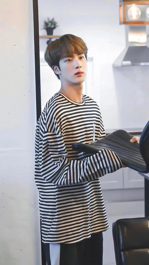 诚邀各位来欣赏“世首雕”金硕珍的美貌