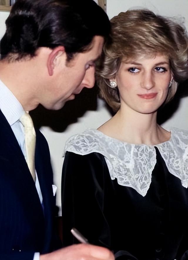 1985年,戴安娜穿着白色的长裙翩翩起舞,查尔斯却嫌弃她过于张扬