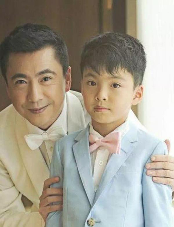 王中磊儿子威廉近照，和小时候差别大，14岁胡子拉碴太显成熟