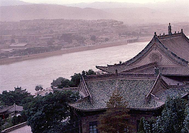 侵华日军残酷暴行，女子为活命脱下衣服让日本人拍摄，侮辱至死