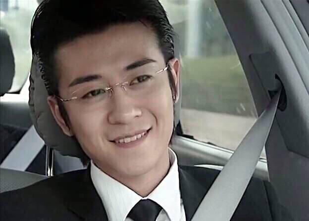 干妈是知名导演，14岁就谈恋爱，颜值高却不红，已低调生子