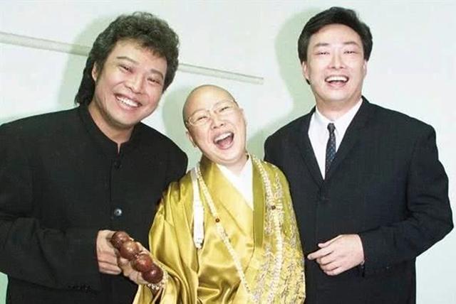 费玉清68岁哥哥放狠话！接受专访罕见动怒：40年来已帮她还2.5亿