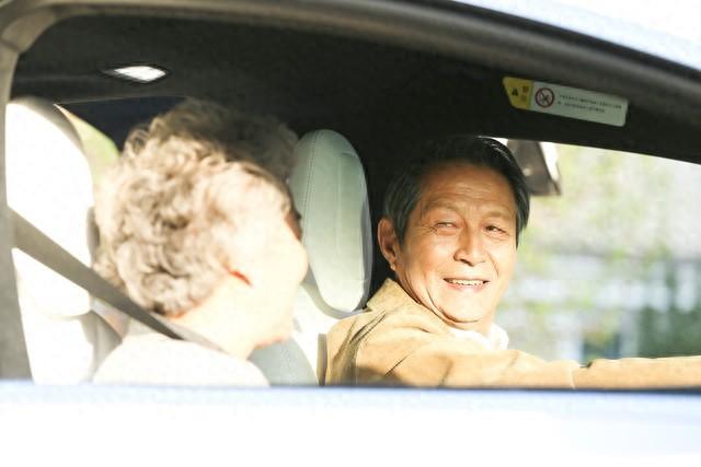 钱影下的亲情迷途：爷爷的落寞与阿杜的彷徨