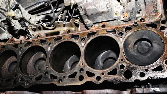 “拉缸、爆缸、顶缸”分别都是啥意思？修车师傅一次给你讲明白