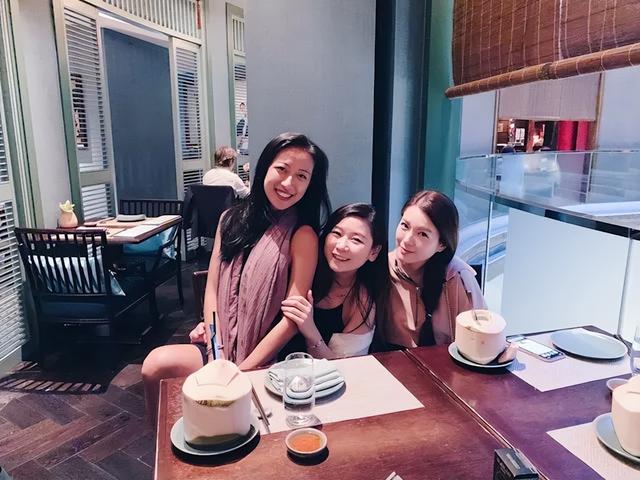 36岁TVB童星相约圈中好友聚会自言没老，离巢嫁外籍男友淡出幕前