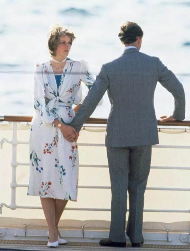 1985年,戴安娜穿着白色的长裙翩翩起舞,查尔斯却嫌弃她过于张扬