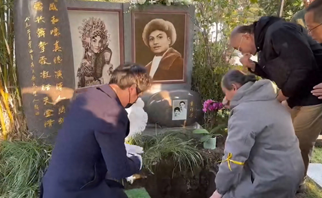 冬至当天童祥苓下葬！童家兄弟推着89岁母亲，送父亲最后一程