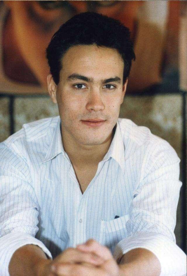 美国李小龙墓地：儿子陪伴在他旁边，墓碑前刻着12个字，令人深思