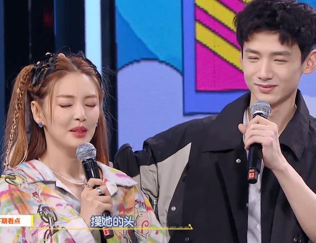 183白敬亭跟166张雨绮同台,摸头、捧脸很甜蜜,身高差最萌