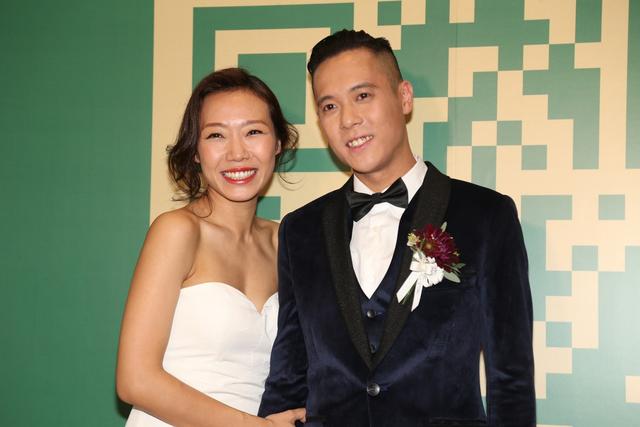 郑秀文首度公开做伴娘,出现香港才女卓韵芝婚礼全程感动流泪不止