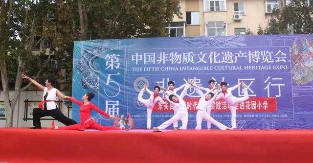 年代秀｜从运动服到瑜伽服，他的身上看不到岁月痕迹