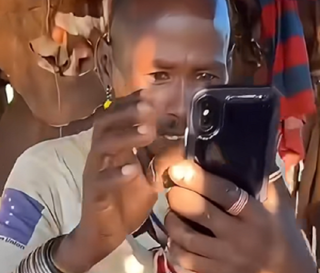 亚马逊原始部落通网后首领崩溃，年轻人沉迷色情，原始生活受冲击