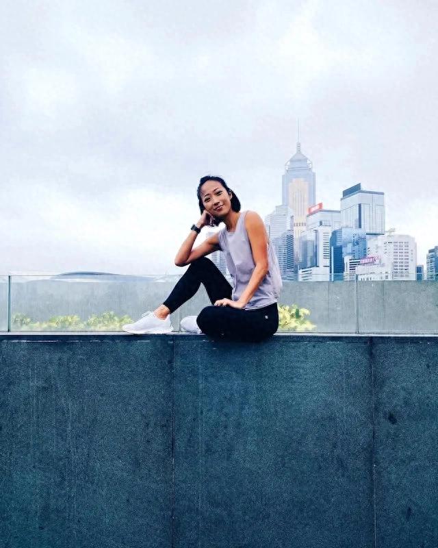 36岁TVB童星相约圈中好友聚会自言没老，离巢嫁外籍男友淡出幕前