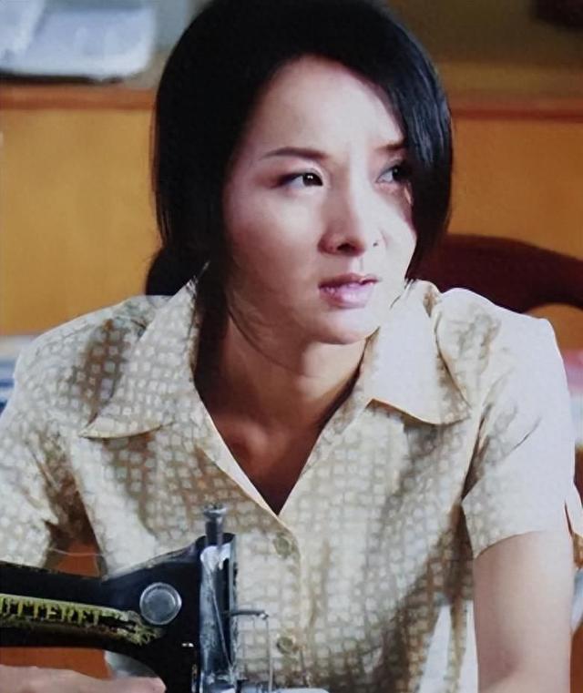 50岁演员谢兰被曝定居美国，低调回国近照变化大，脸泛油光不对称