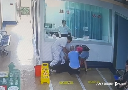 男子晕倒在挂号处,医生心肺复苏45分钟终救回