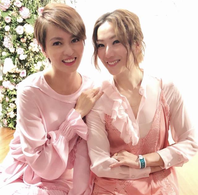 郑秀文首度公开做伴娘,出现香港才女卓韵芝婚礼全程感动流泪不止