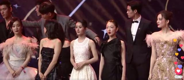 芭莎慈善夜明星大合照再现尴尬瞬间！无人敢站C位，主持人快急哭