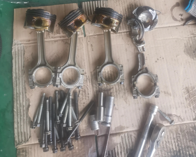 “拉缸、爆缸、顶缸”分别都是啥意思？修车师傅一次给你讲明白