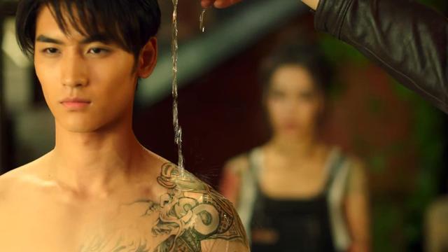 张起灵的麒麟纹身,预热显现,阿透在巴乃找到了染料配方