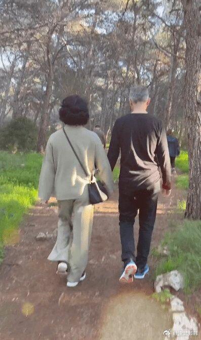 54岁金星与老公秀恩爱，靠汉斯肩膀好甜，网友：像个慈祥的老太太