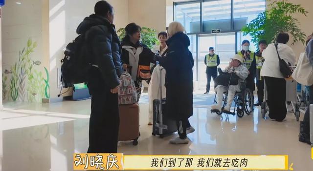 看了刘晓庆的食量，才懂她75岁健步如飞的原因，给内娱女星提了醒