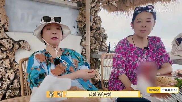 看了刘晓庆的食量，才懂她75岁健步如飞的原因，给内娱女星提了醒