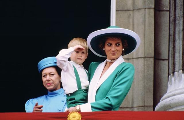 1985年,戴安娜穿着白色的长裙翩翩起舞,查尔斯却嫌弃她过于张扬