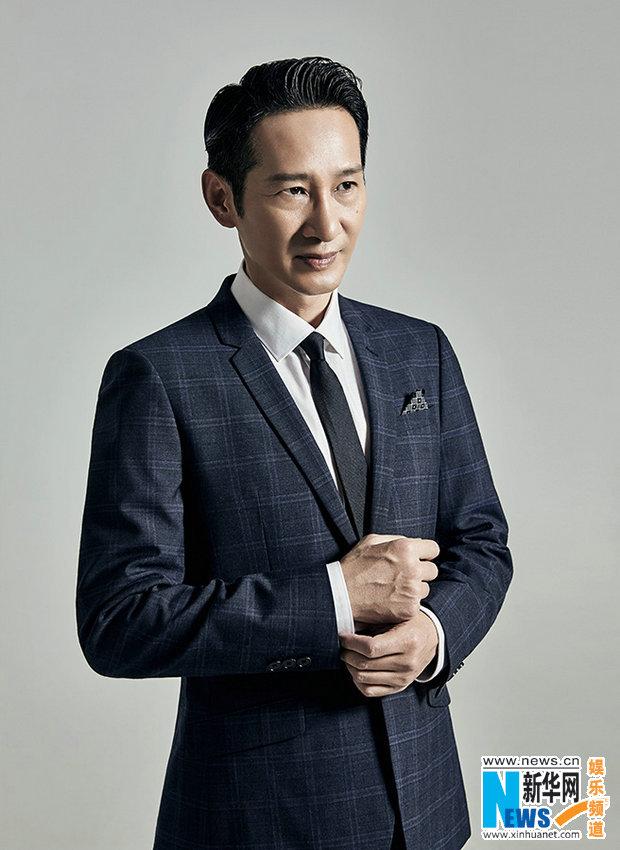 王劲松最新写真沉稳睿智 彰显文艺暖叔魅力