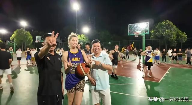 最火浙江野球场美女今天穿豹纹裤打篮球，性感不是骚，球技真的好