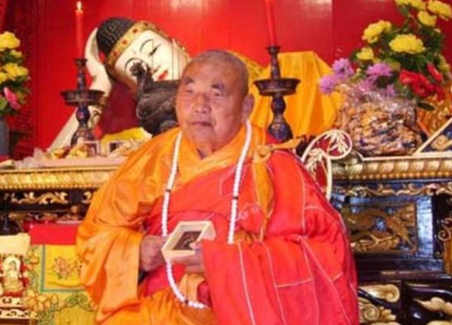 12岁出家为僧，63岁担任少林寺住持，武功盖世被称：少林拳王