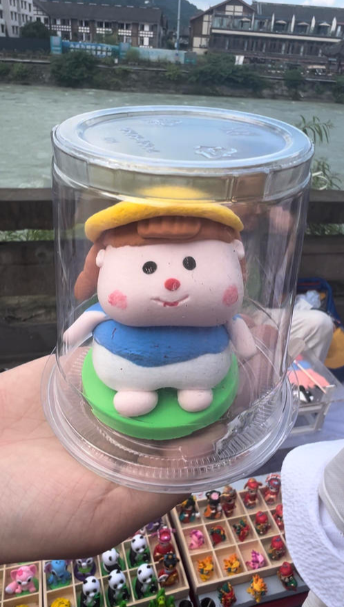 成都都江堰:“无手”小哥捏出精美泥塑作品 励志人生获百万粉丝关注丨看见正能量
