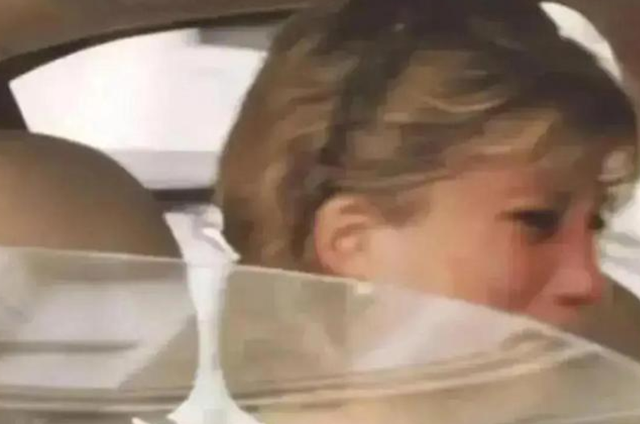 1985年,戴安娜穿着白色的长裙翩翩起舞,查尔斯却嫌弃她过于张扬